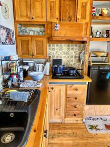 A kitchen or kitchenette at Great Escape Olympia