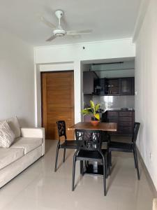 un soggiorno con tavolo, sedie e divano di Stayz by Gentz Residency a Colombo
