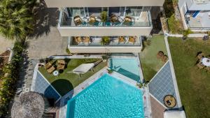 una vista aérea de una piscina en un hotel en Stella Maria, en Malia