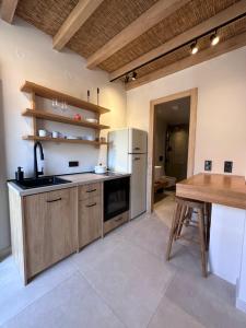 Una cocina con gabinetes de madera y una mesa de madera. en Afitos 104 apartment, en Afitos