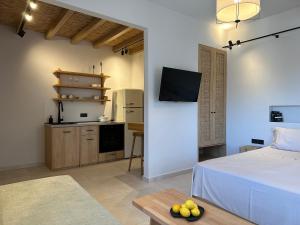 Un dormitorio con una cama blanca y una cocina. en Afitos 104 apartment, en Afitos