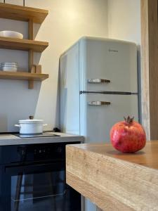 Una manzana sentada sobre un mostrador en una cocina en Afitos 104 apartment, en Afitos