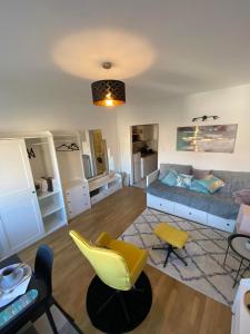 sala de estar con sofá y sillas amarillas en Skylark Cozy Apartment en Budapest