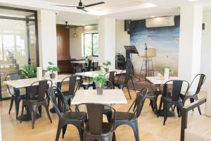 un restaurant avec des tables et des chaises et une peinture murale. dans l'établissement Bloom Boracay, à Boracay