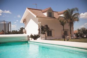 een villa met een zwembad voor een huis bij Casita Montoya in Alhaurín de la Torre