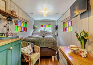 um quarto com uma cama num pequeno quarto em Hartington Hideaway em Hartington