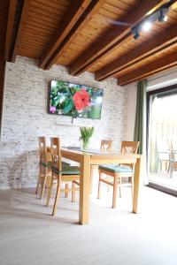 Stickhausen的住宿－Achims Huus 55178，一间带木桌和椅子的用餐室