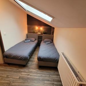 2 letti in una piccola camera con lucernario di Oemoemenoe - 6 pers - sauna - optionele Jacuzzi beschikbaar sep tm jun a Kortgene