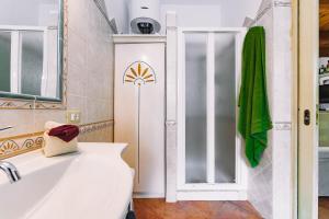 łazienka z umywalką i prysznicem w obiekcie Oasi del Relax w mieście Costa Rei +16 zdjęć