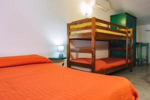 コスタ・レイにあるOasi del Relaxのベッドルーム1室(二段ベッド2台、オレンジ色のベッド1台付)