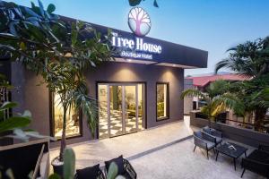 A seating area at Tree House Boutique Hotel