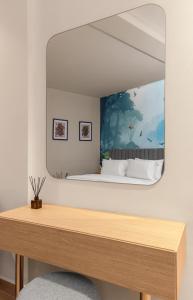 ein Schlafzimmer mit einem großen Spiegel an der Wand in der Unterkunft Tree House Boutique Hotel in Abuja