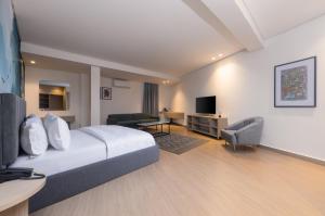 A television and/or entertainment centre at Tree House Boutique Hotel