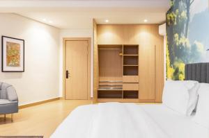 A bed or beds in a room at Tree House Boutique Hotel