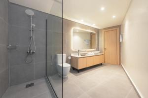 un bagno con wc, lavandino e doccia di Tree House Boutique Hotel ad Abuja Altre 37 foto