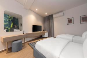 A television and/or entertainment centre at Tree House Boutique Hotel
