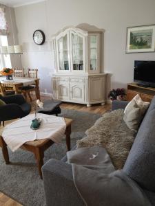 sala de estar con sofá y mesa en Haus Flora, en Keitum