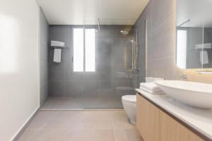 A bathroom at Tree House Boutique Hotel