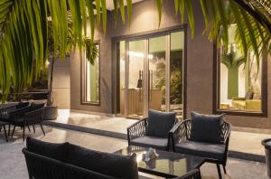 A seating area at Tree House Boutique Hotel
