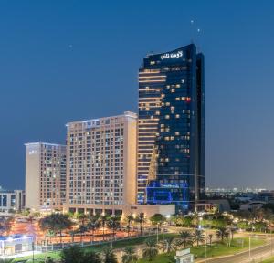 vistas a un edificio alto de una ciudad en Dusit Thani Abu Dhabi en Abu Dabi