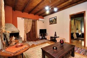 TV a/nebo společenská místnost v ubytování Koustenis Village
