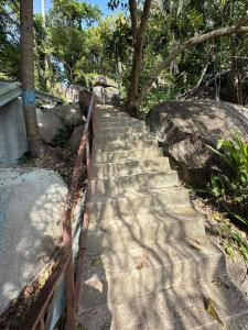 un conjunto de escaleras con una valla junto a algunos árboles en Rocky resort, en Ko Tao