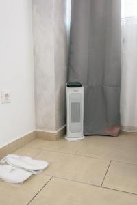 ein Badezimmer mit einer Waschmaschine auf dem Boden in der Unterkunft One-Bedroom Apartment in the Center of Budva on a Quiet Street 5 Minutes to the Beach in Budva