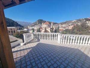 balkon z widokiem na miasto w obiekcie HOTEL VILA TWIX w mieście Berat