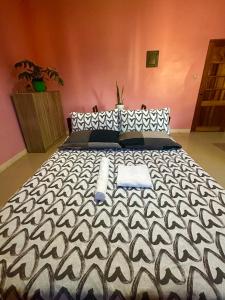 Postel nebo postele na pokoji v ubytování Rozay Travellers Inn