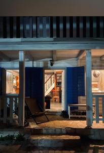 eine Veranda eines Hauses mit einer Treppe in der Unterkunft Touran Yoga Retreat Center 