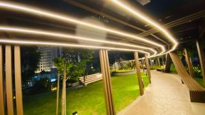uma vista a partir da varanda de um edifício com luzes em Axon suites by GALAXY HOUSE em Kuala Lumpur