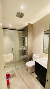 uma casa de banho com um chuveiro, um WC e um lavatório. em Axon suites by GALAXY HOUSE em Kuala Lumpur