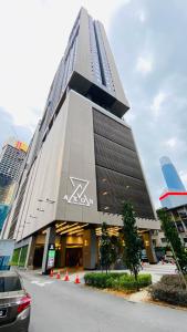 um grande edifício com um sinal de Natal em Axon suites by GALAXY HOUSE em Kuala Lumpur