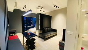 TV a/nebo společenská místnost v ubytování Axon suites by GALAXY HOUSE