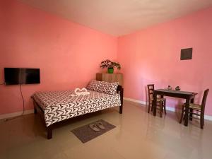 Postel nebo postele na pokoji v ubytování Rozay Travellers Inn