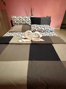 Postel nebo postele na pokoji v ubytování Rozay Travellers Inn