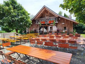 a group of tables and chairs in front of a building at Wirtshaus Zur Bina in Vilsbiburg