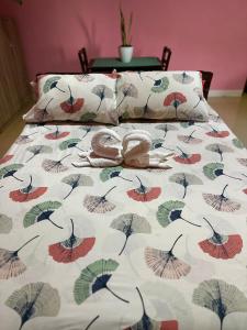 Postel nebo postele na pokoji v ubytování Rozay Travellers Inn