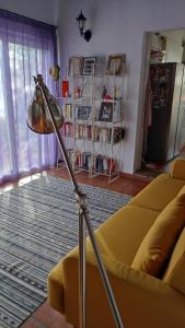 un soggiorno con divano giallo e lampada di Chalet Piscina Roche a Cadice