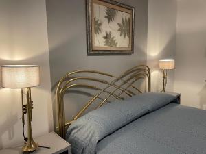 フルチ・シークロにあるLa Zagaraのベッドルーム1室(ランプ2つ、写真付)