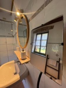 Alloggio Sole في Faedis: حمام مع حوض ومرآة