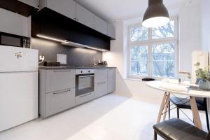 uma cozinha com um frigorífico e uma mesa em Glow Apartments, Apartamenty Śródmieście em Gdansk