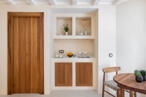 comedor con mesa y puerta de madera en Dunas de Formentera, en Es Arenals