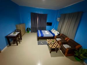 Postel nebo postele na pokoji v ubytování Rozay Travellers Inn