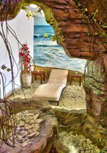 pokój z łóżkiem i obrazem oceanu w obiekcie Topola Skies Resort & Aquapark w mieście Topola
