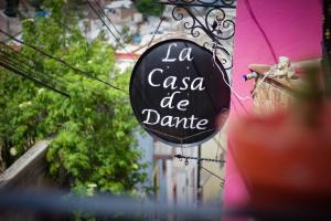 una señal que dice la casa de danille en Hostal Casa de Dante, en Guanajuato