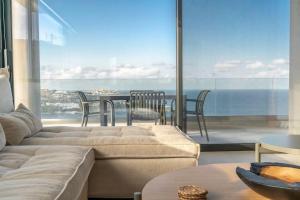 Зона вітальні в Endless View Luxury Apartment by the sea