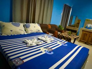 Postel nebo postele na pokoji v ubytování Rozay Travellers Inn