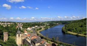 - une vue sur une ville avec une rivière et un château dans l'établissement Cozy aux 3 frontières, à Sierck-les-Bains