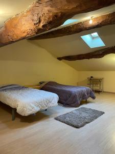chambre simple proche aéroport في Pusignan: غرفة نوم بسريرين في العلية